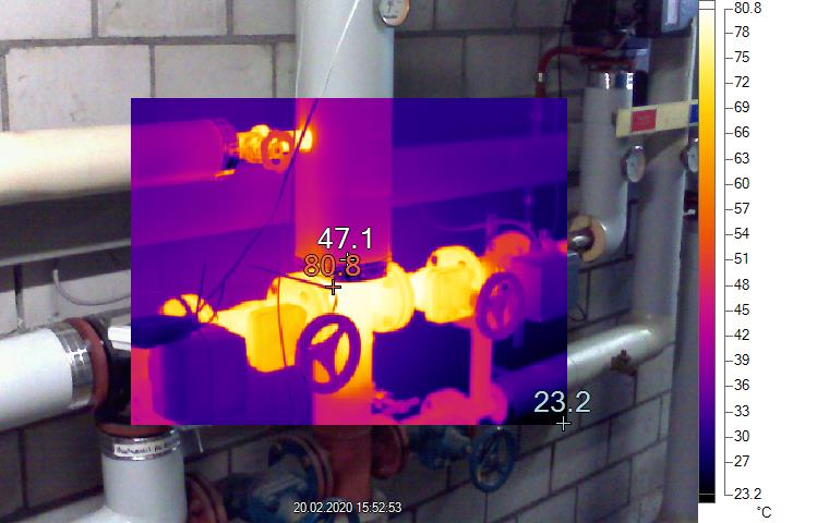 Heizraum - Temperatur im Heizungsraum ist über 30 Grad bei einer Aussenwandtemperatur von 16 Grad - das sind grosse Energieverluste.jpg