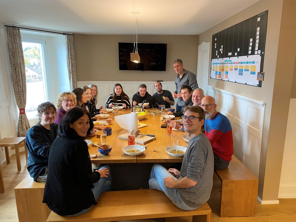 arento Team am Mittagessen - nachhaltige Architektur - Gemeinsam positive Spuren hinterlassen.jpg
