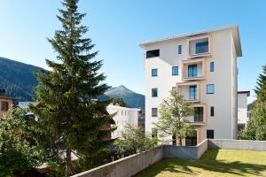 arento ag_nachhaltige architektur_Mehrfamilienhaus Davos_Fassade erhöht.jpg