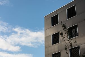 arento ag_nachhaltige architektur_SonneparkPLUS_Solafassade im Abendlicht.jpg